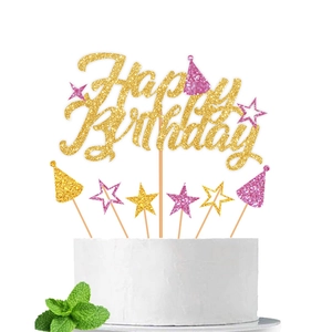 Dettaglio del set topper torta Happy Birthday con stelle glitterate su torta bianca