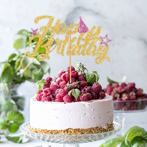 Topper per torta Happy Birthday glitterato con stelle rosa su torta ai lamponi freschi