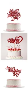 Gros plan de trois décorations de gâteaux rouges scintillantes pour la Saint-Valentin