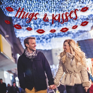 Bannière scintillante Hugs & Kisses avec lèvres rouges pour décor romantique