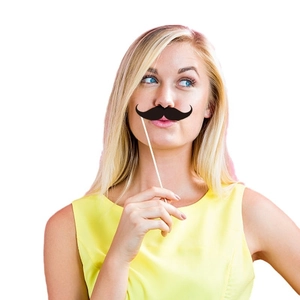 Accessoire photo moustache noire avec bâton pour s'amuser lors de fêtes de la Saint-Valentin