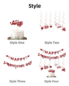 Nahaufnahme von glitzernden roten Valentinstag Tortensteckern und Spiral-Hängedekorationen