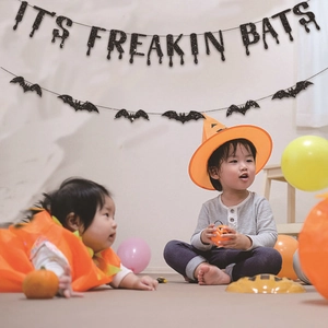 Bannière Halloween It's Freakin Bats en paillettes noires avec guirlandes de chauves-souris