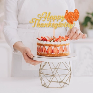 Décoration de gâteau dorée Happy Thanksgiving avec dinde sur un gâteau à la crème