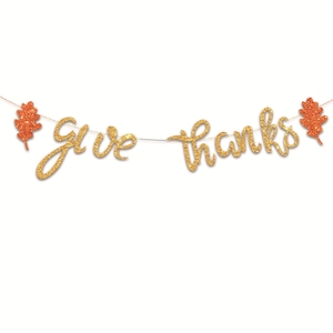 Detailaufnahme der goldenen Give Thanks Girlande mit Eichenblättern für Erntedankfest