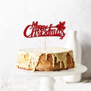 Adorno de tarta Merry Christmas rojo brillante sobre un pastel blanco de celebración