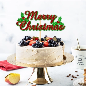 Topper natalizio glitterato Merry Christmas su una torta festiva con frutti rossi