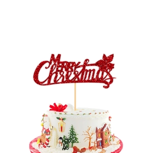 Adorno de pastel Merry Christmas rojo brillante sobre una tarta navideña decorada