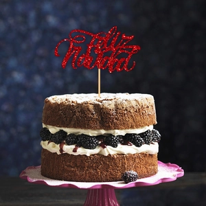 Décoration de gâteau Feliz Navidad rouge pailleté sur un gâteau festif aux baies