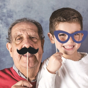 Accessoires photo pour fête des pères avec barbe en papier et lunettes sur bâton