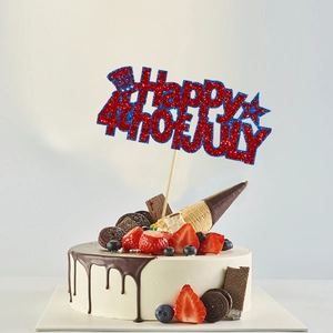 Topper glitterato Happy 4th of July con stella e cappello su una torta farcita