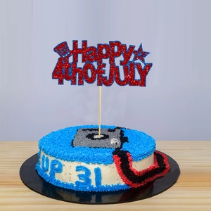 Dettaglio del topper per torta rosso glitter Happy 4th of July con stelle e cappello