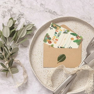 Carte d'invitation anniversaire enfant thème jungle avec girafe et enveloppe kraft