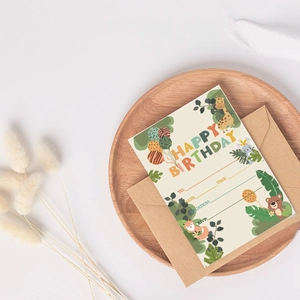 Carte d'invitation anniversaire animaux de la jungle avec enveloppe sur plateau bois