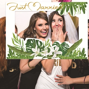 Cadre photo de mariage tropical avec feuilles de Monstera et texte Just Married doré