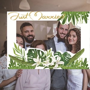 Cadre photo de mariage avec texte Just Married et feuilles de monstera tropicales vert