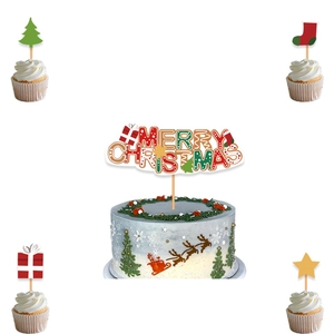 Détail du kit de décoration de gâteau Joyeux Noël avec sapin festif et motifs de chaussettes