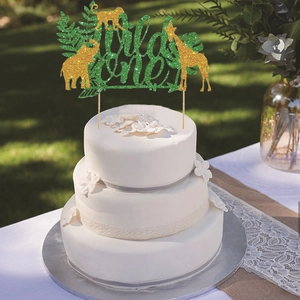 Detail van glitterende goud en groene Wild One taarttopper met jungle dieren thema