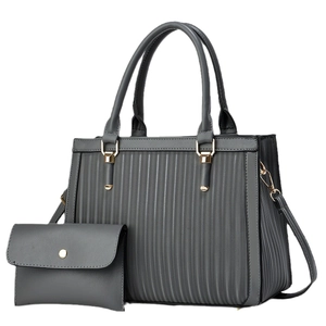 Ensemble de sacs à main gris texturés avec un grand cabas et une pochette assortie