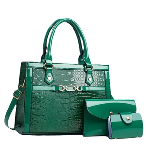 Set de 3 bolsos para mujer en color verde con textura de cocodrillo y cadena dorada