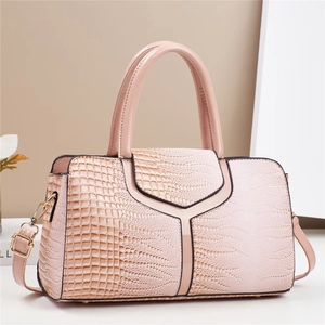 Détail du sac à main rose avec gaufrage crocodile et bords noirs contrastés élégants