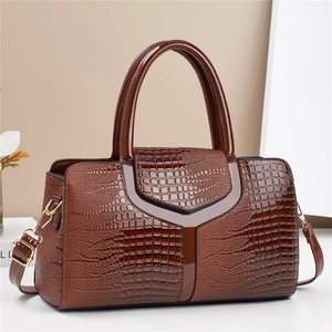 Sac à main marron avec motif crocodile, bandoulière réglable et détails dorés