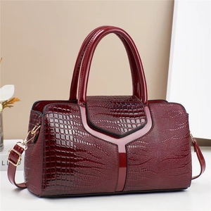 Sac à main en cuir verni bordeaux avec gaufrage crocodile et bandoulière amovible