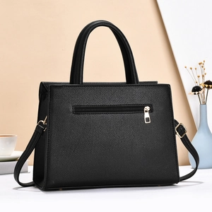 Borsa a mano nera in pelle martellata con dettagli dorati e tracolla rimovibile
