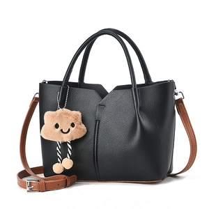 Borsa a secchiello in pelle nera martellata con ciondolo a nuvola e tracolla marrone