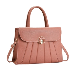 Borsa a mano rosa grana litchi con design a pieghe unico e fibbia tonda in metallo