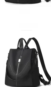 Détail d'un sac à dos noir résistant à l'eau avec coutures en V et fermeture éclair en métal