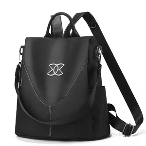 Sac à dos chic en nylon noir pour femme avec logo anneau argenté sur fond blanc épuré