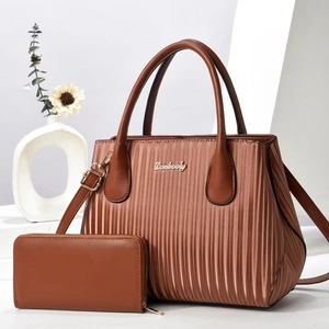 Détail du sac cabas en cuir PU bordeaux avec texture plissée verticale et logo doré
