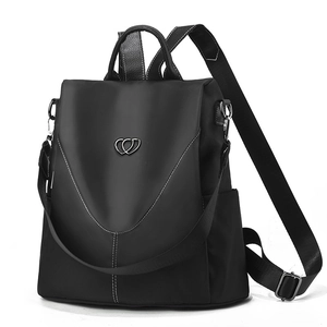 Sac à dos femme noir en nylon imperméable avec breloque cœur et surpiqûres contrastées
