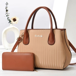 Détail du sac cabas beige et marron avec texture gaufrée verticale et portefeuille assorti