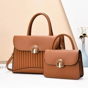 Ensemble de sacs à main marron en cuir avec deux pièces et poignées dorées chic