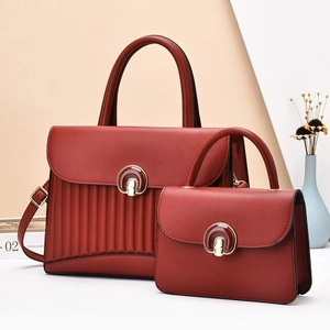 Ensemble sac cabas et pochette rouge foncé avec texture plissée et fermoir métal