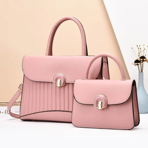 Détail du lot de sacs cabas rose avec fermoir doré élégant et texture côtelée