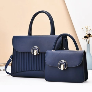 Détails de l'ensemble de sacs bleu foncé avec rayures gaufrées et fermoirs rotatifs dorés