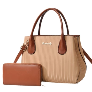 Ensemble sac cabas chic en similicuir beige et marron avec son portefeuille assorti