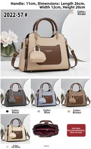 Vue détaillée du sac à main bicolore avec dimensions 26x12x20cm et mini pochette accessoire