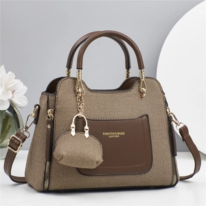 Sac bandoulière marron tissé avec finitions en cuir foncé et accessoires dorés chic