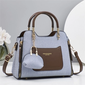 Sac bandoulière bleu chic avec poignées en cuir marron et petit accessoire pochette