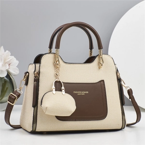 Détails du tissage crème et de la poche en cuir marron sur le sac à bandoulière