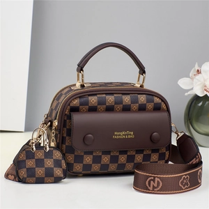 Klassische Damenhandtasche mit Schachbrettmuster, Blumenmotiv und kleinem Anhänger