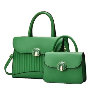 Ensemble de sacs à main vert pour femme avec détails plissés et boucles dorées