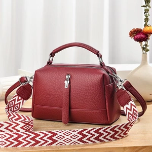 Borsa a tracolla in pelle rosso scuro con ampia tracolla in tessuto a motivi geometrici