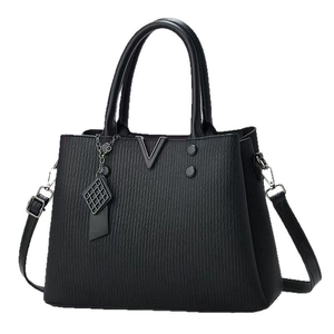 Borsa nera in PU con trama a pieghe verticali e fibbia a V in metallo su sfondo bianco
