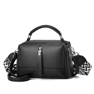 Borsa a tracolla Boston in pelle nera testurizzata con ampia tracolla in tessuto geometrico