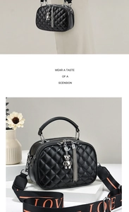 Détails du sac à bandoulière noir matelassé avec double fermeture éclair et charm ours